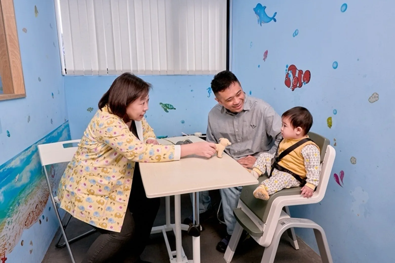 以法大聽語課程中,老師與孩子互動並驗證助聽器調整成效