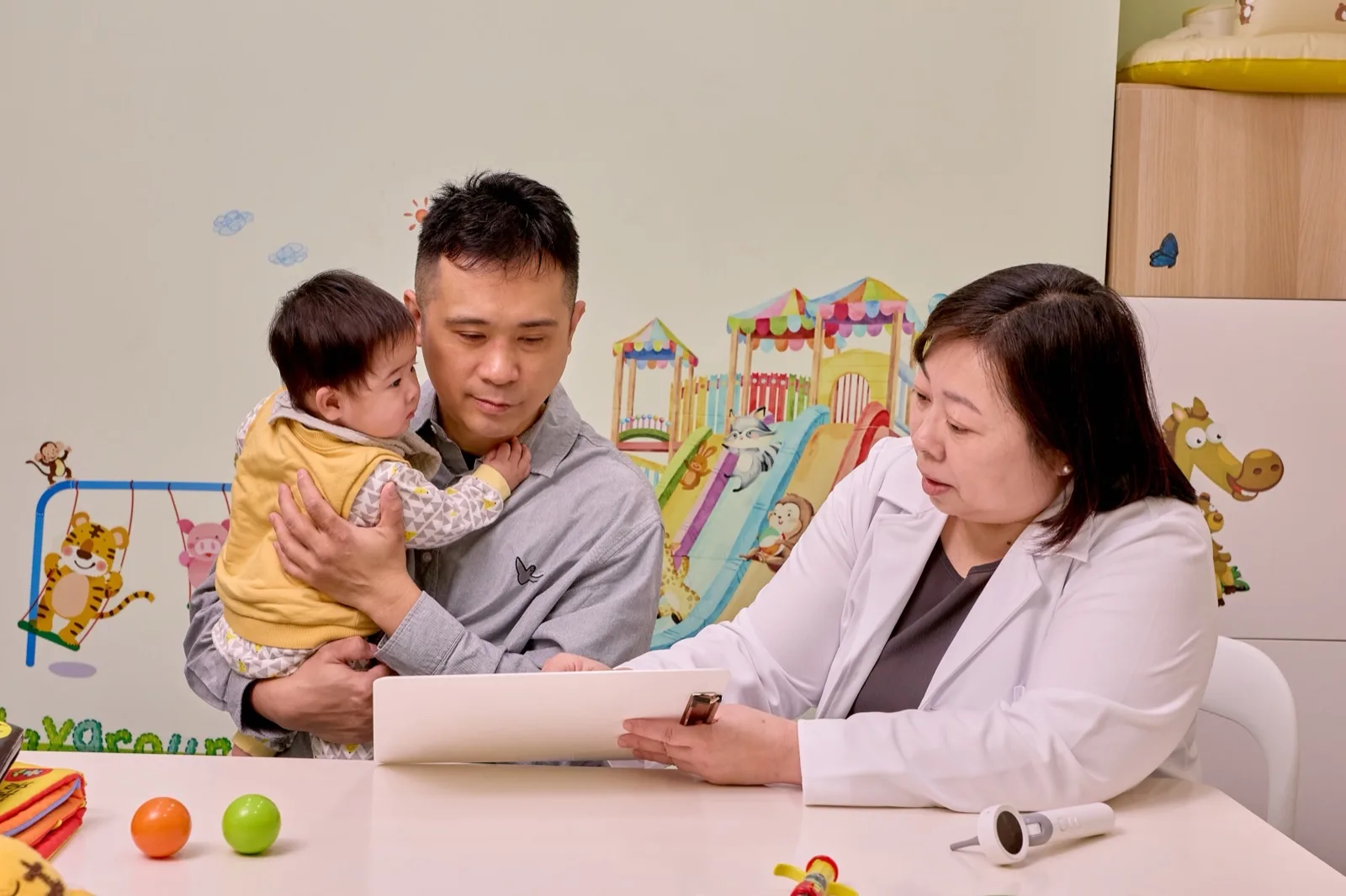 以法大聽力師為嬰幼兒進行助聽器選配與聽力評估