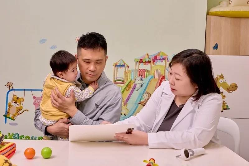 以法大嬰幼兒聽力師為家長進行聽力報告綜合分析與說明