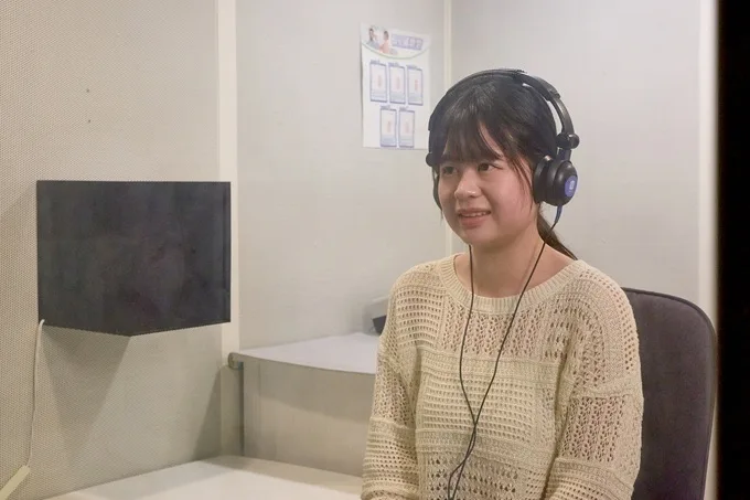 聽力師在聽力檢查室為成人進行聽力檢查