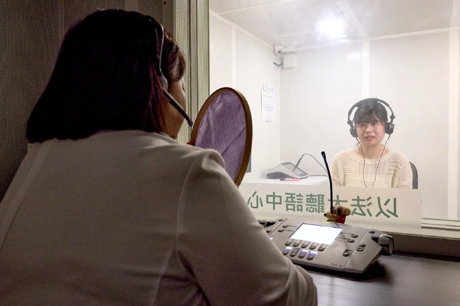 聽力師一對一指導成人進行聽能復健課程