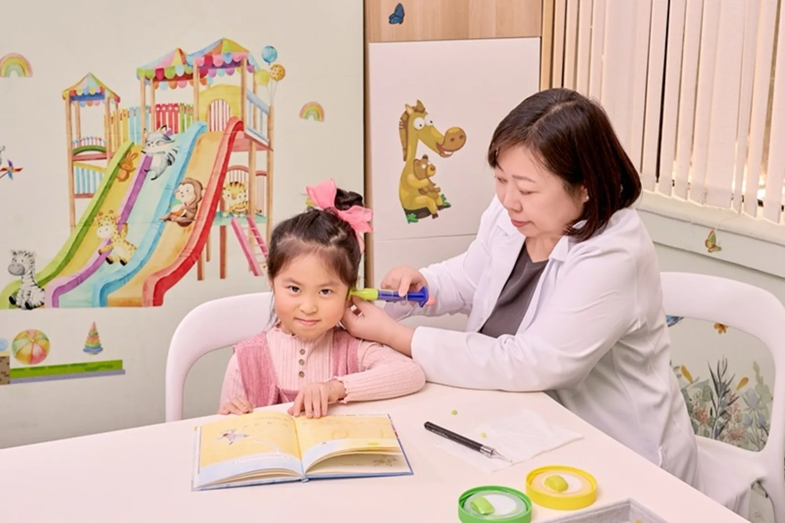 以法大嬰幼兒聽力師為兒童進行專業耳模取模