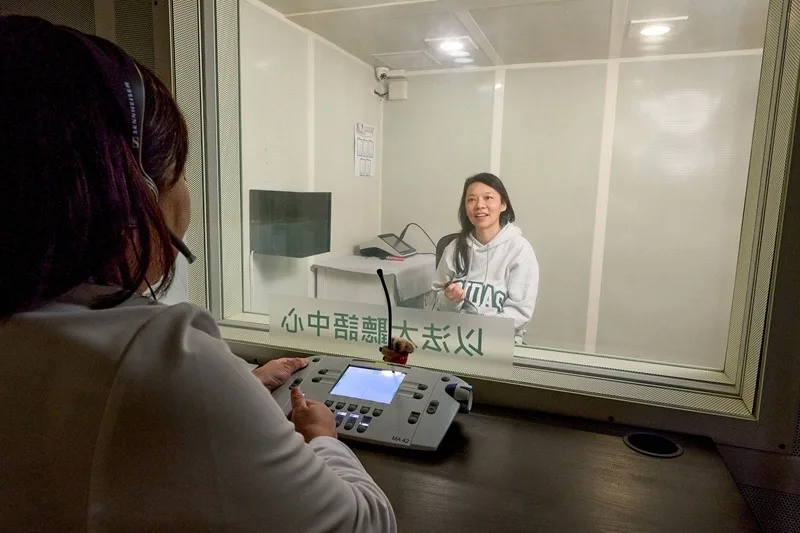 成人顧客於以法大門市試戴助聽器並接受調整