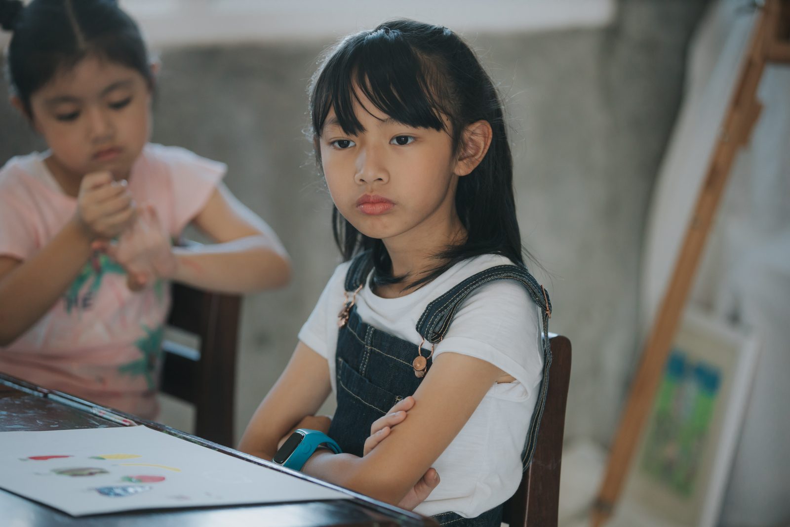 小女孩在課堂上一臉困惑、跟不上