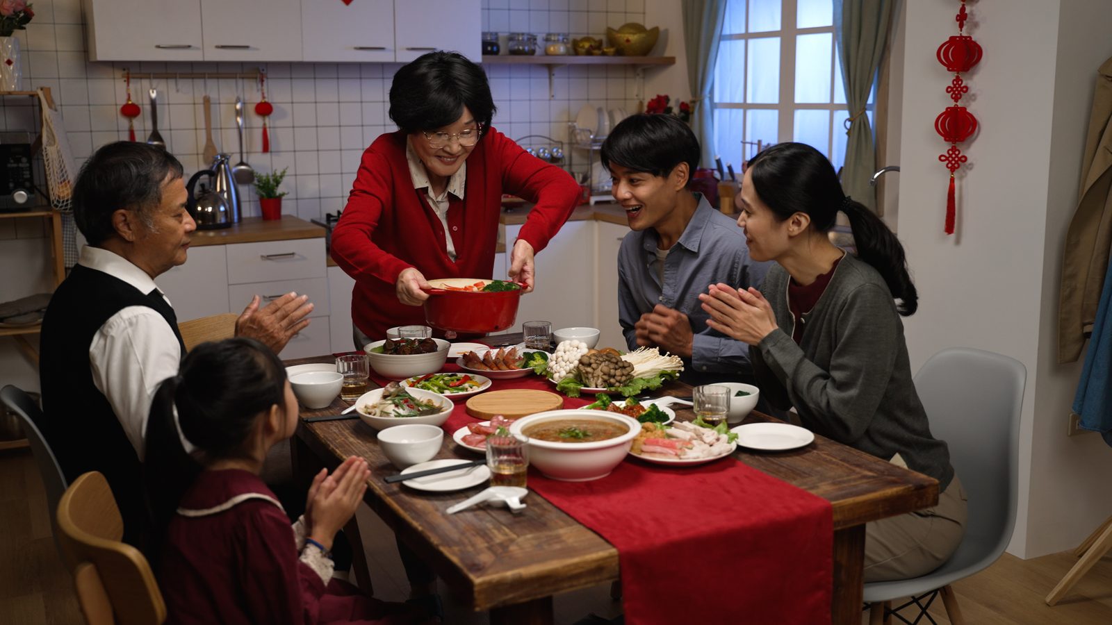 阿嬤為全家人上菜，一家人圍桌吃飯