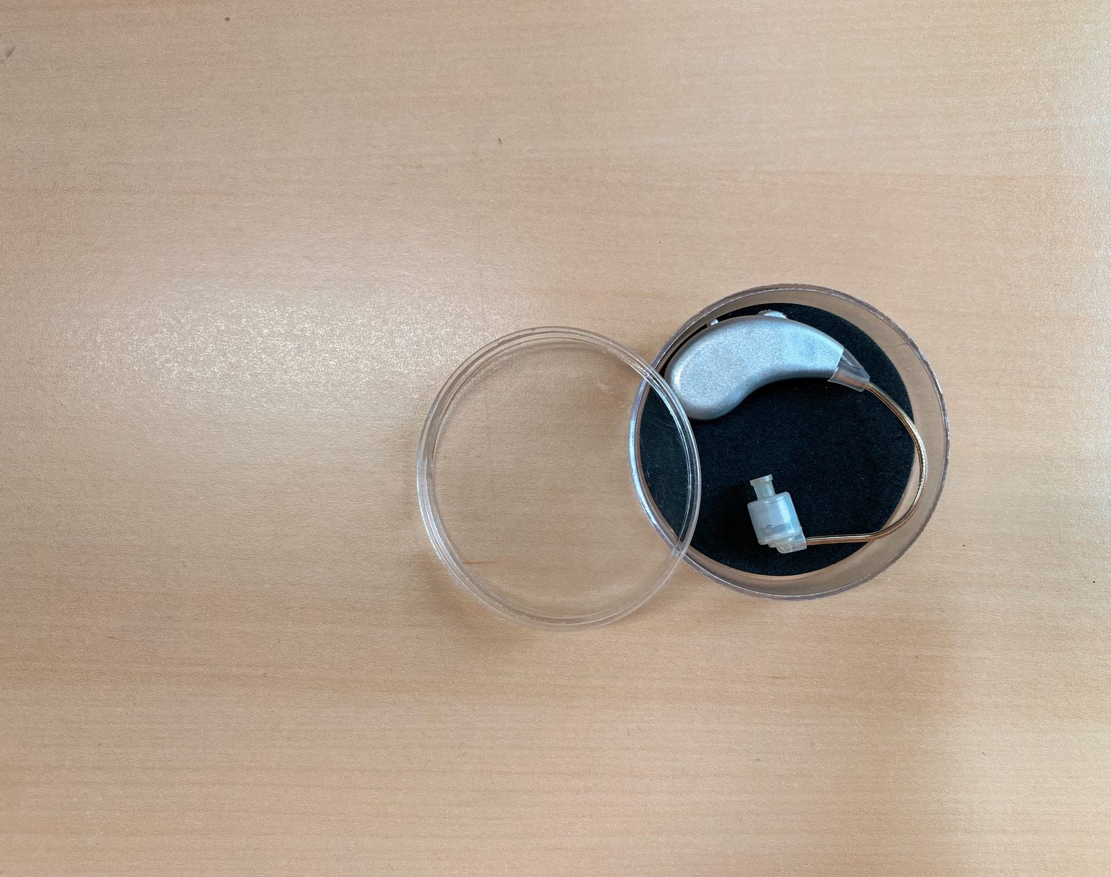 木桌上的助聽器與收納盒