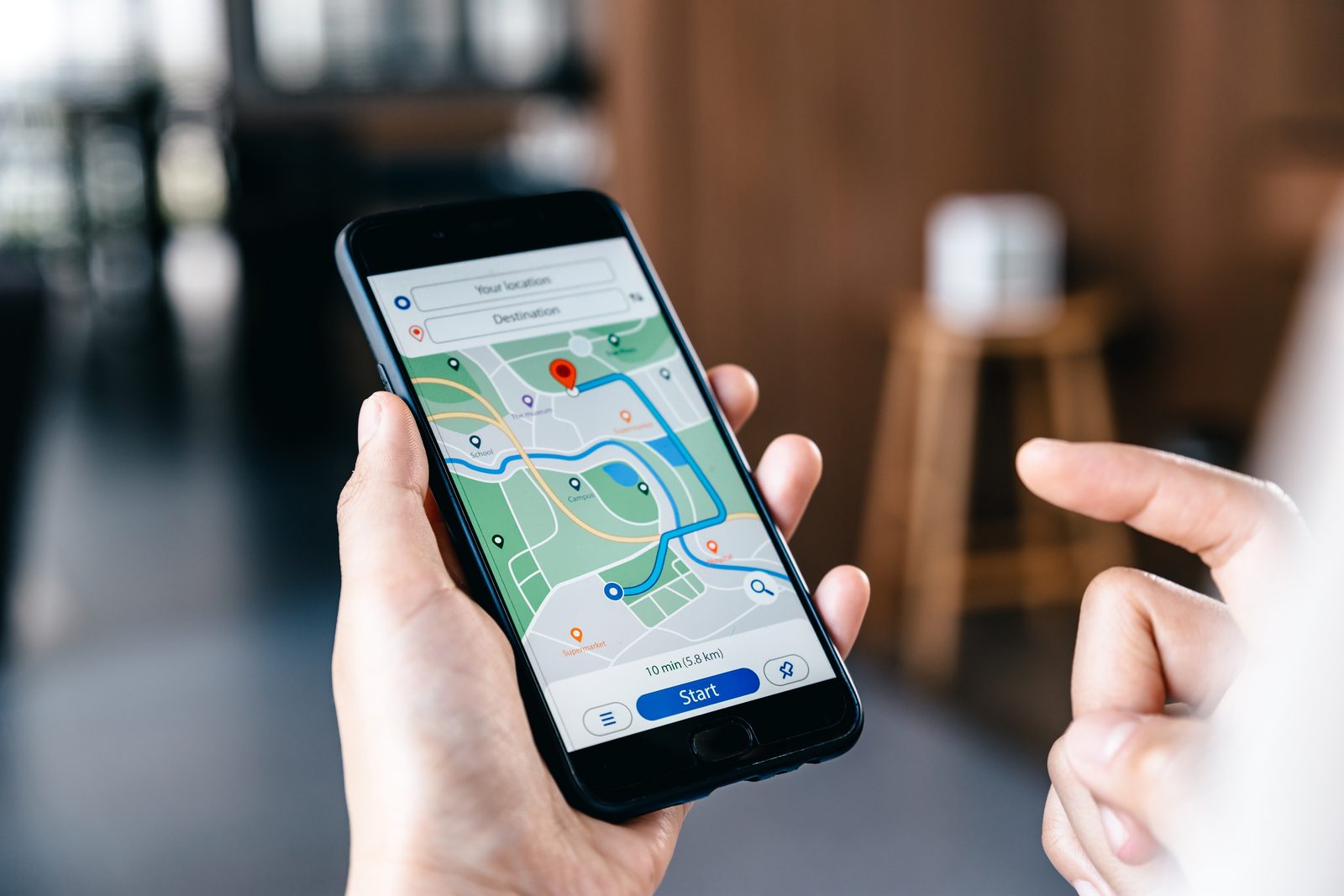 手機地圖 App 搜尋定位畫面