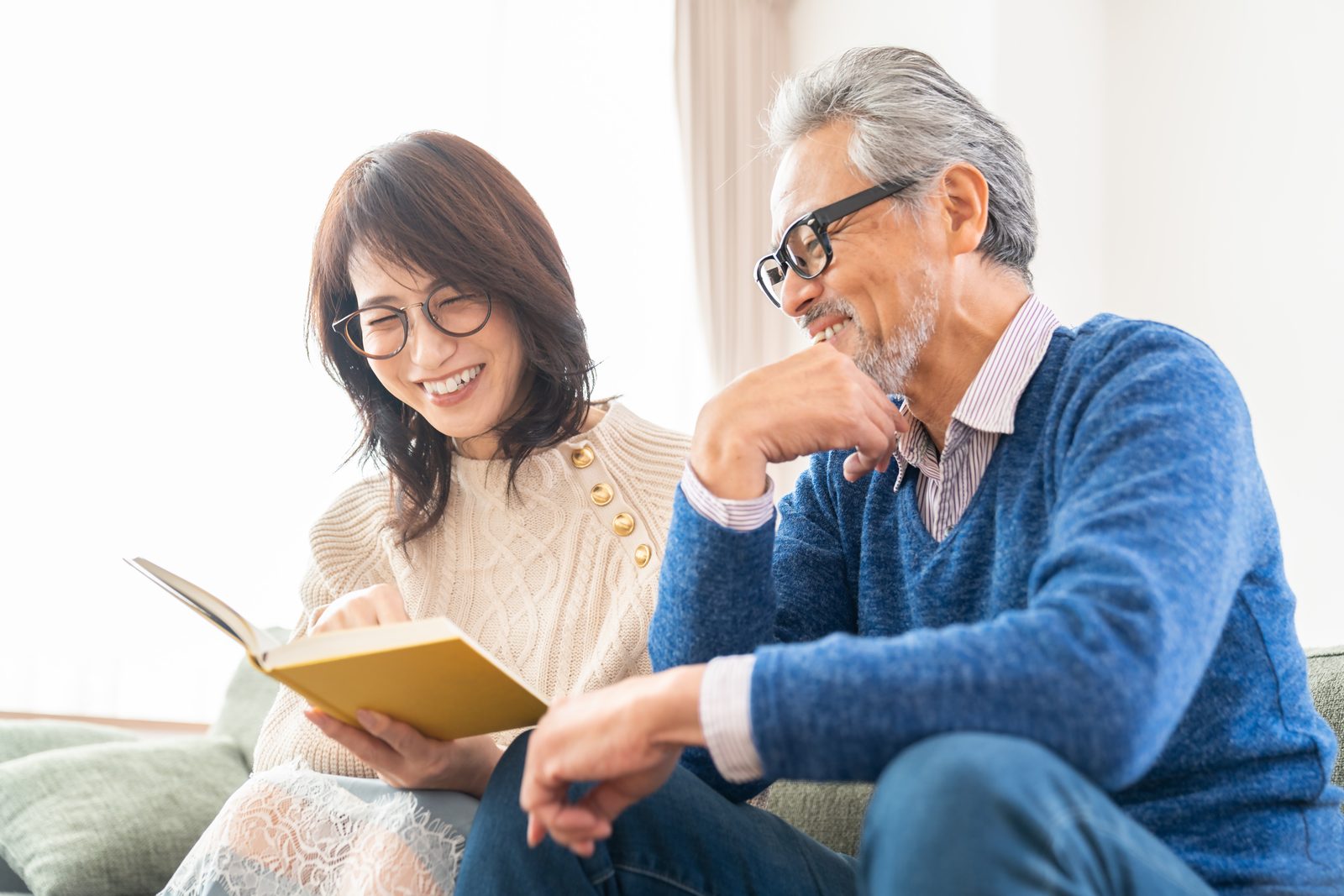 銀髮夫妻在家一起讀書練習