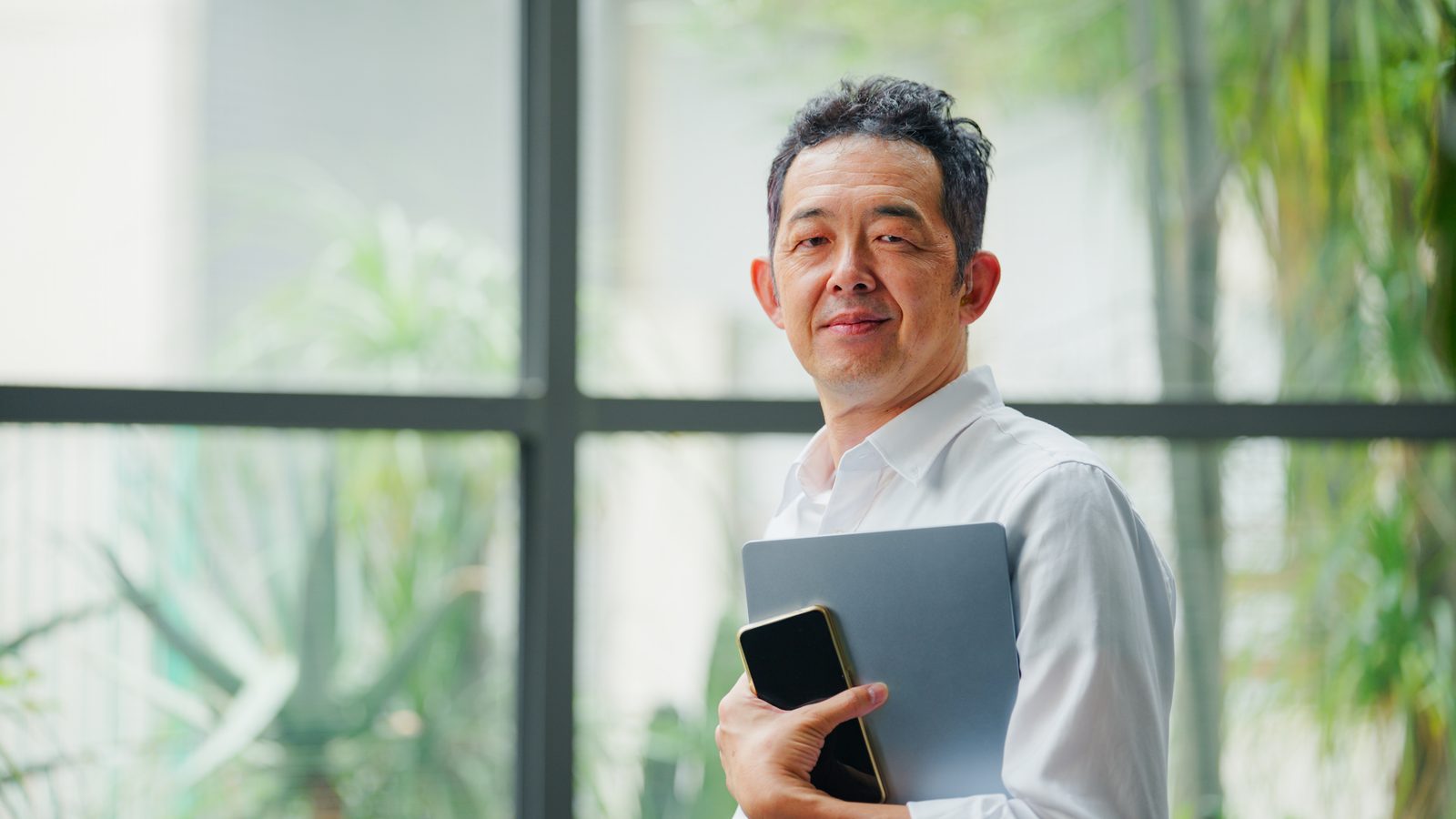 戴助聽器的中年上班族在辦公室