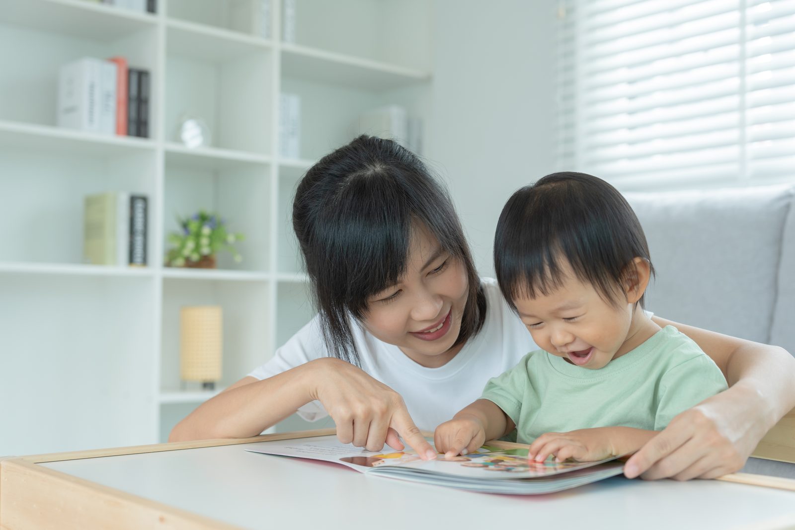 媽媽在家陪幼兒共讀繪本