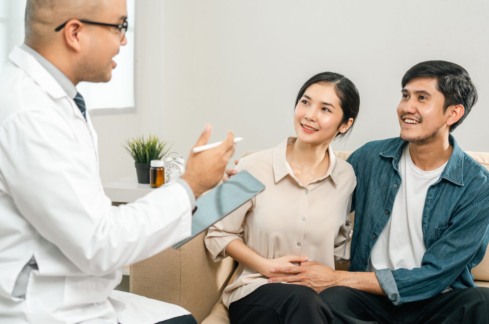 專業人員向一對年輕夫妻說明檢查結果