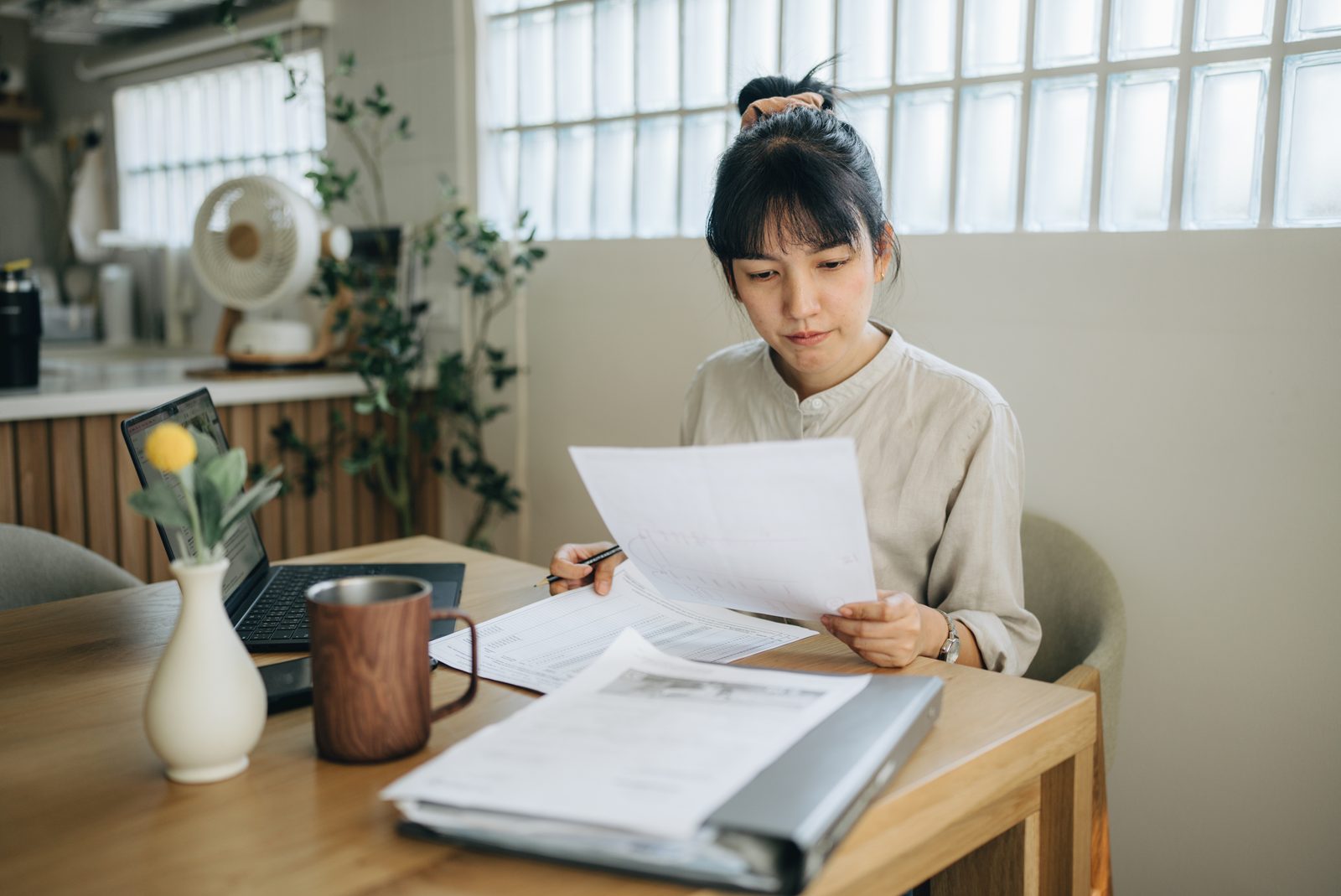 女性在家整理比對申請文件