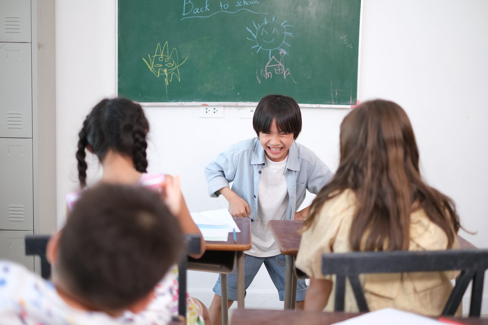 小學生在教室裡開心上課