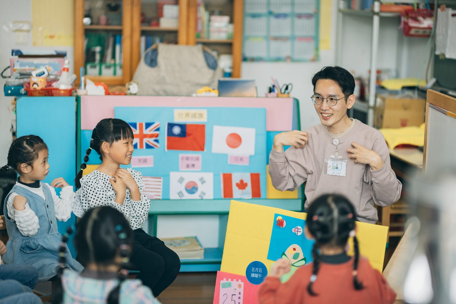 台灣小學教室裡，男老師生動地為學生講解