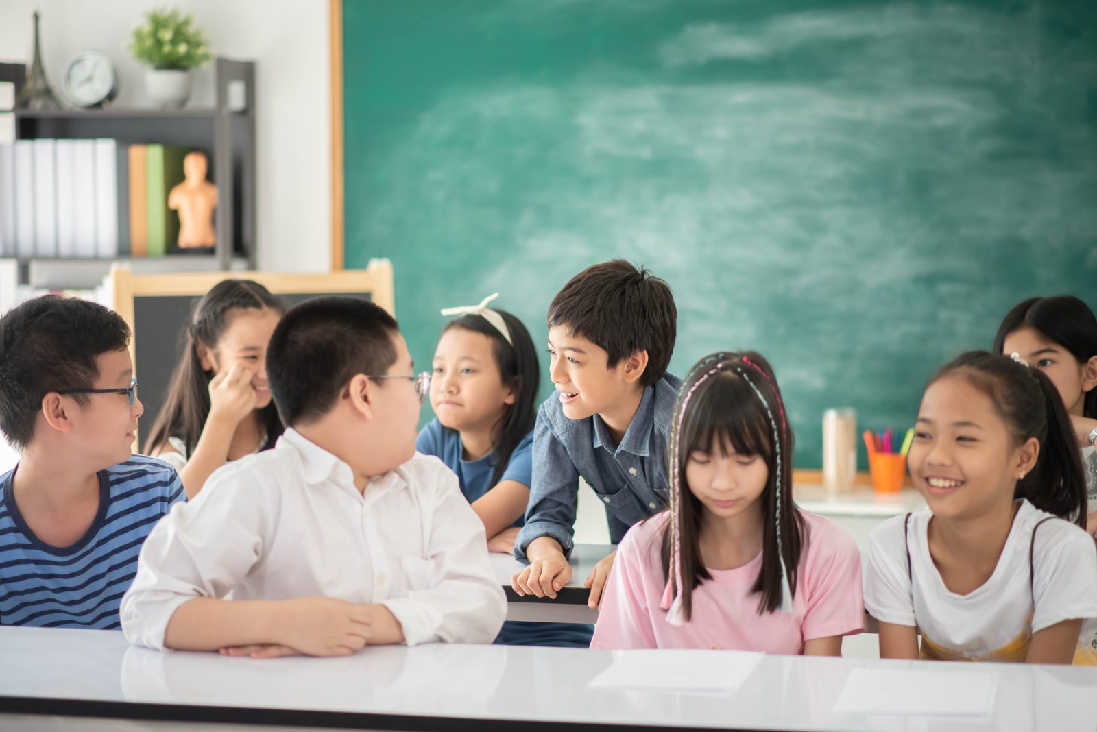 小學生與老師在教室互動