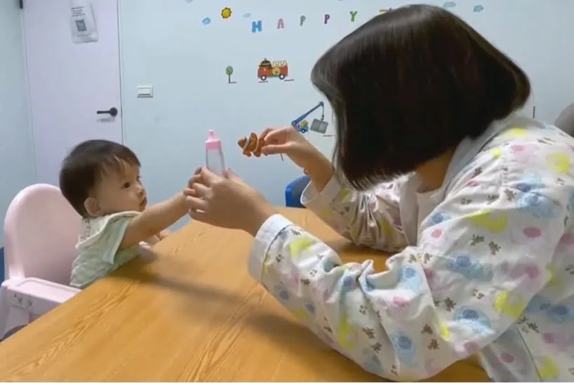 以法大聽語課程實況：聽覺口語師用奶瓶與小魚教具引導寶寶聆聽與互動