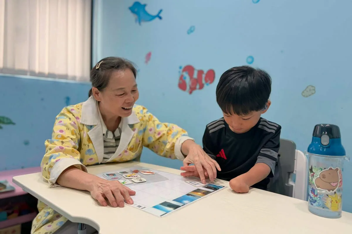 以法大聽語課程實況：聽覺口語師用圖卡引導大班孩子練習聽與說
