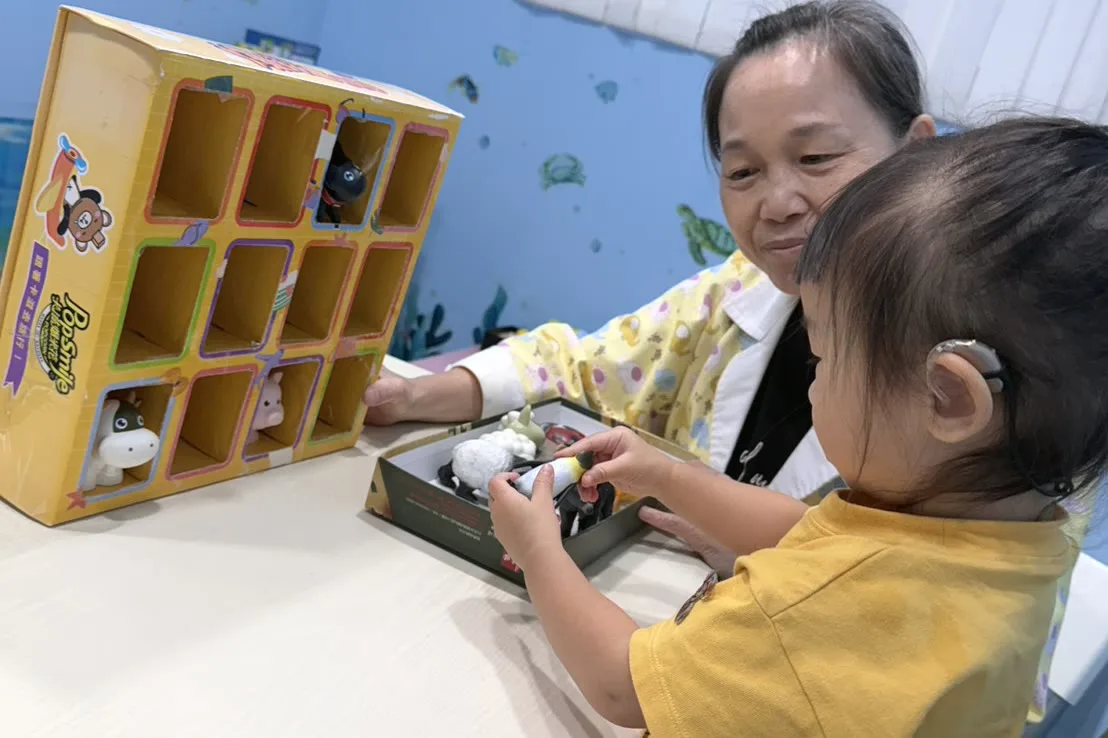 以法大聽語課程實況：配戴助聽器的寶寶在聽覺口語師引導下操作玩具教具