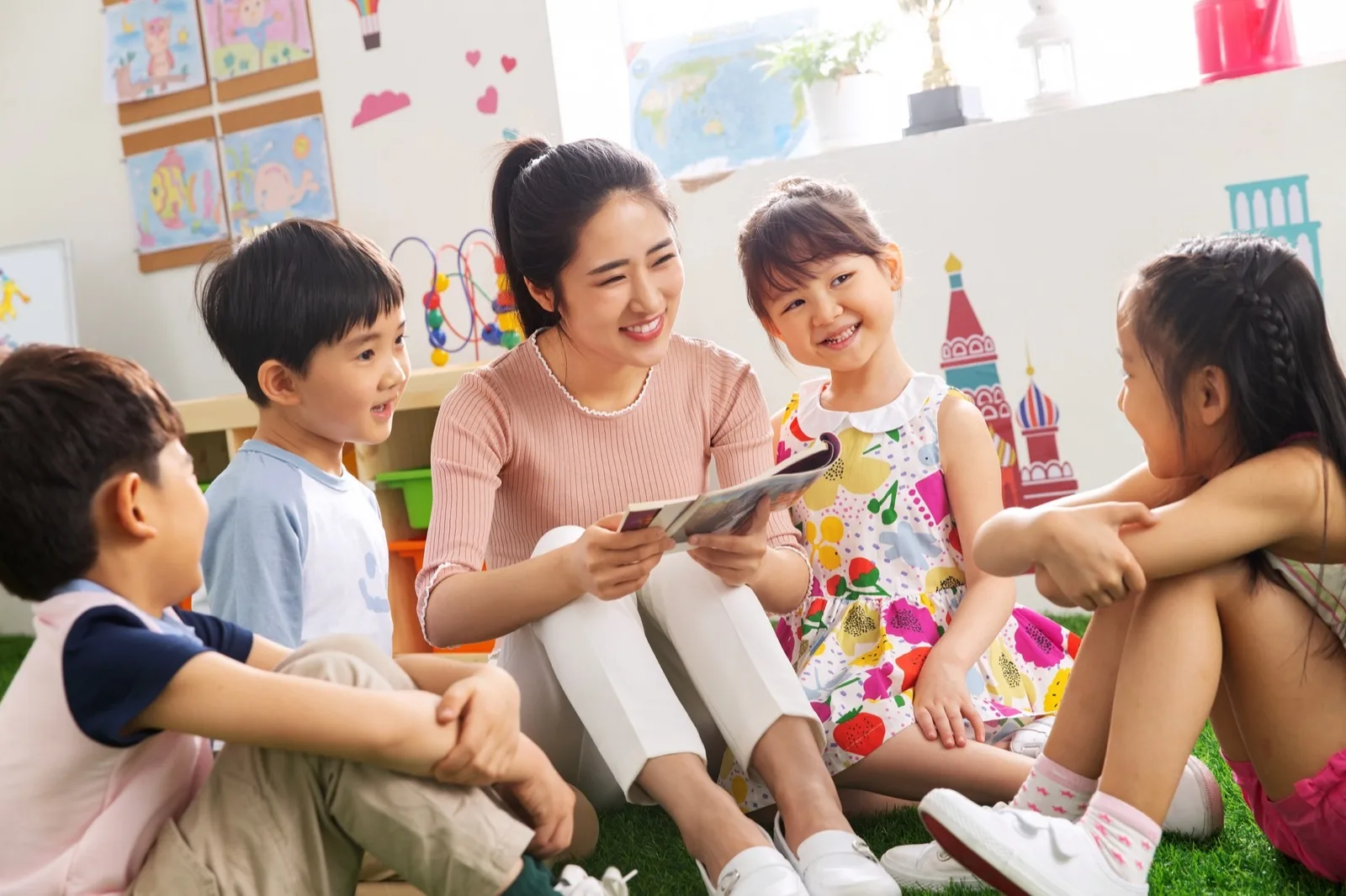 3 至 6 歲孩子在幼兒園與老師、同伴一起參與團體活動的情境照