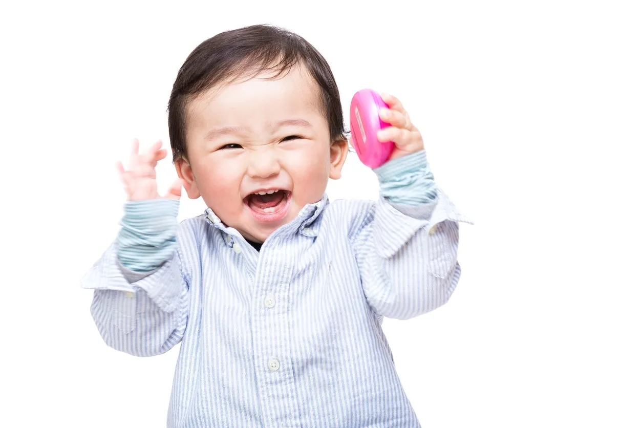 0-2歲嬰幼兒露出充滿希望的笑容情境照