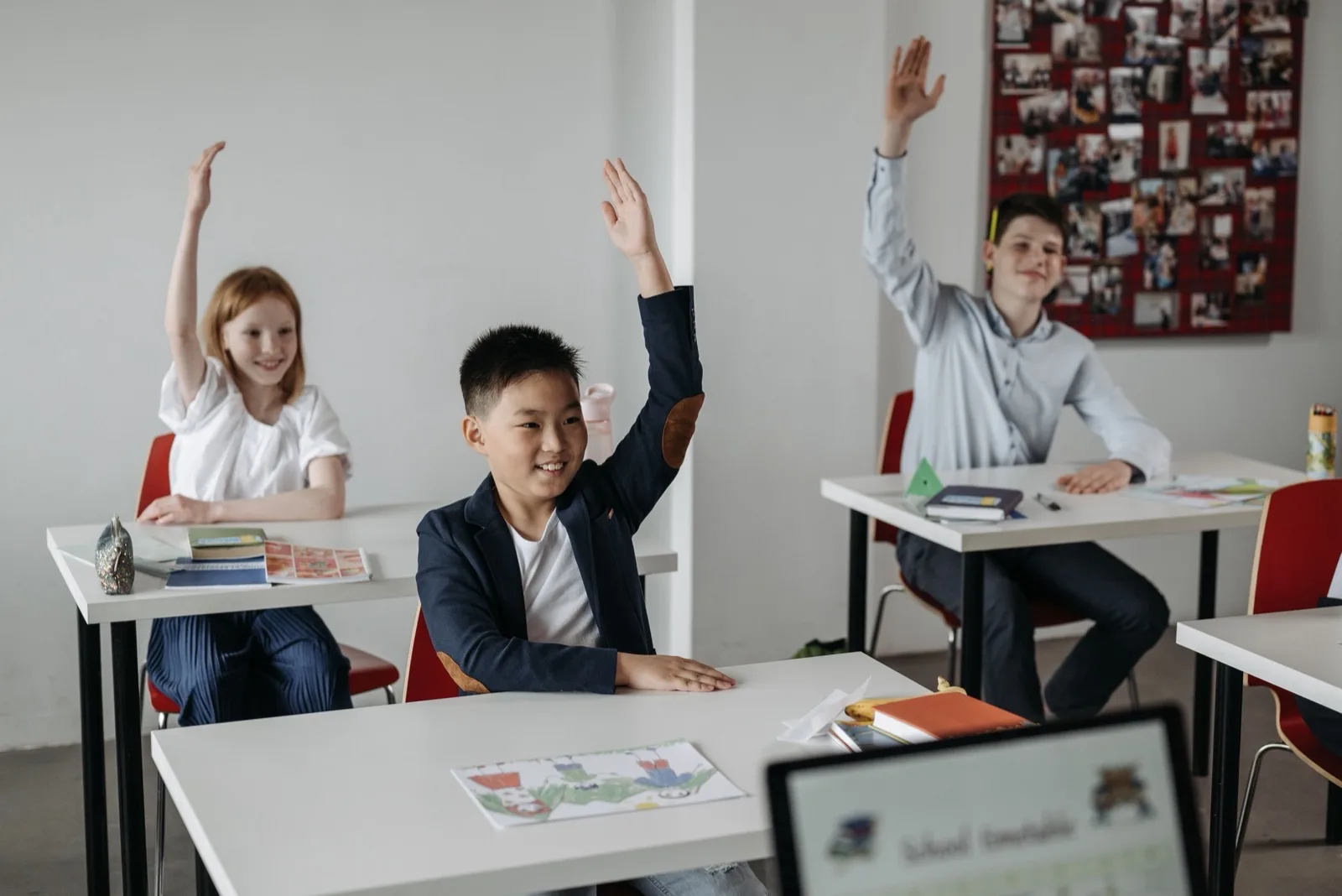 國小學童在普通班教室課堂上專心聽講與參與討論的情境照