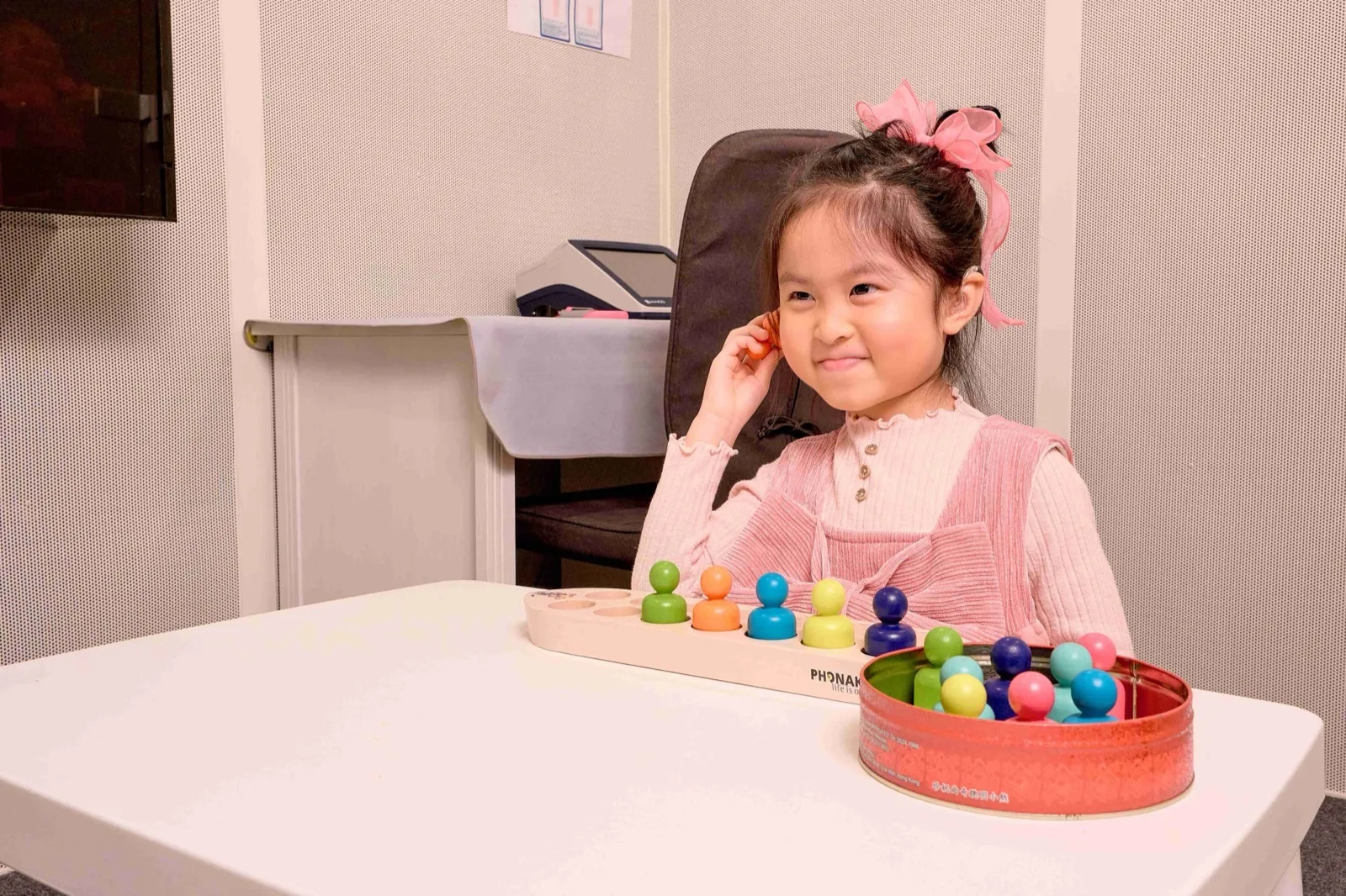 以法大嬰幼兒聽力師以遊戲法聽力檢查（CPA）與孩子互動進行聽能評估
