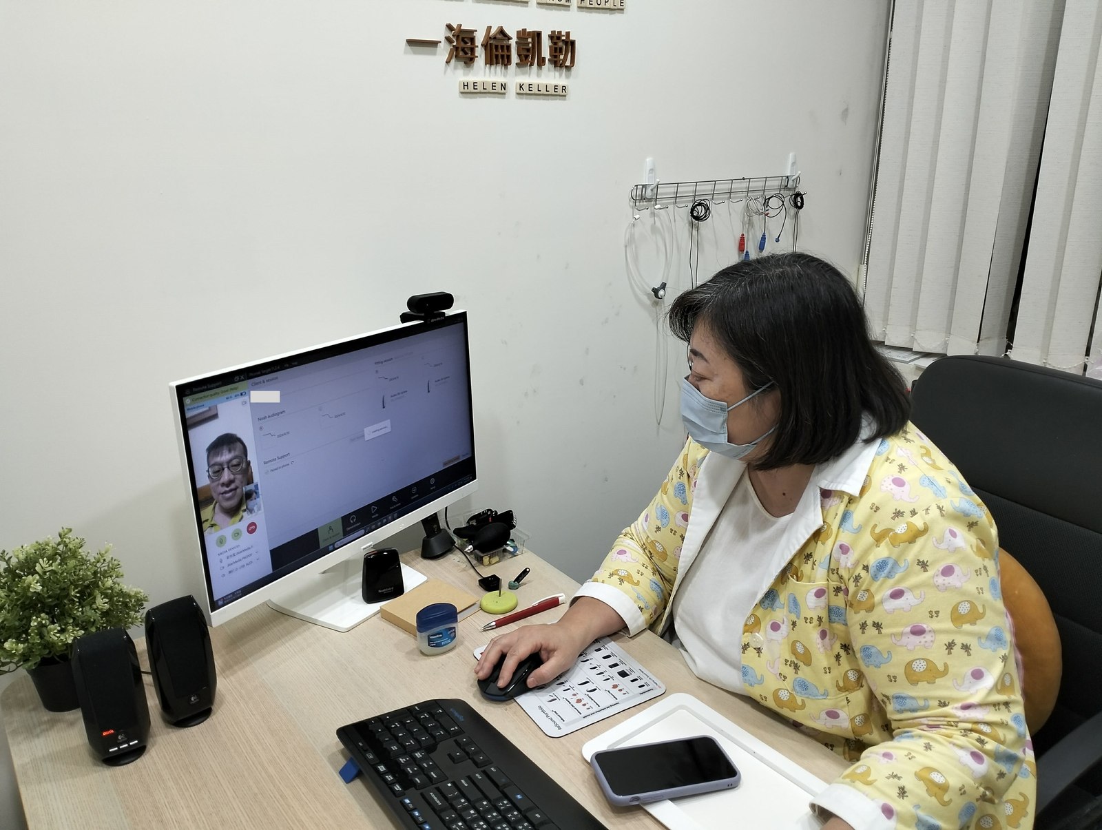 以法大聽力師在門市透過 Phonak Target 驗配軟體與客戶進行遠端連線調整