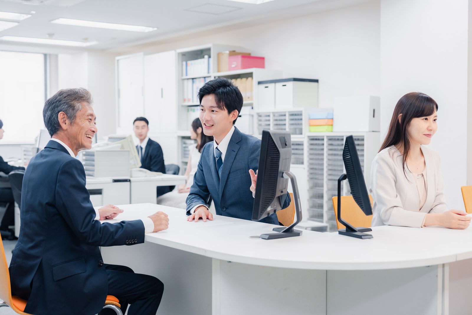銀髮男性在公家機關櫃台洽辦